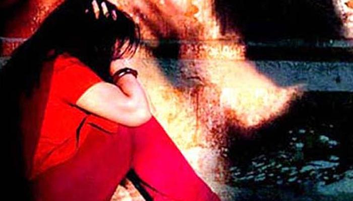 सासरच्यांनी कापले केस आणि अर्धनग्न करून फिरवले गावात सासरच्यांनी कापले केस आणि अर्धनग्न करून फिरवले गावात