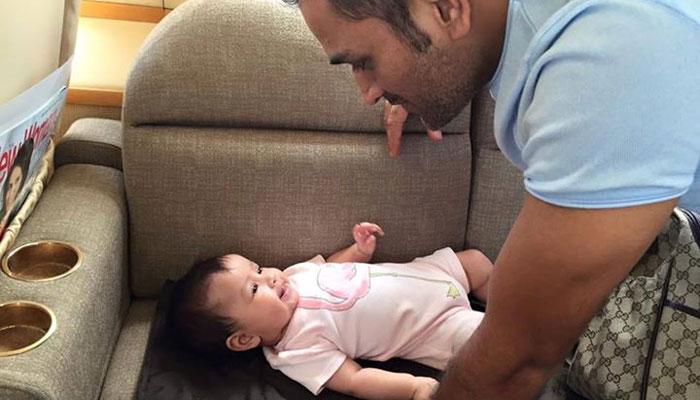 धोनीनं शेअर केला आपल्या परीराणीचा फोटो धोनीनं शेअर केला आपल्या परीराणीचा फोटो