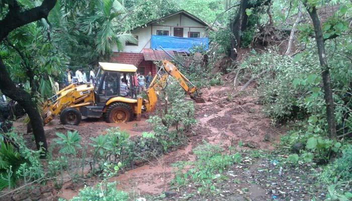 टेमकरवाडीत तीन घरांवर दरड कोसळली, ४ जण अडकल्याची भीती टेमकरवाडीत तीन घरांवर दरड कोसळली, ४ जण अडकल्याची भीती