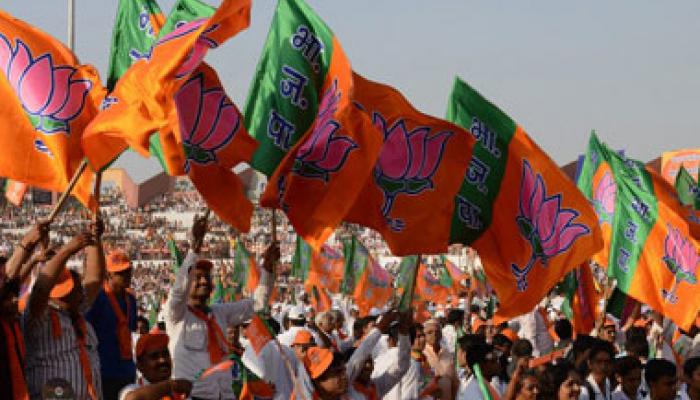 भाजपमध्ये पोस्टर्समुळे पक्षांतर्गत वादळ भाजपमध्ये पोस्टर्समुळे पक्षांतर्गत वादळ