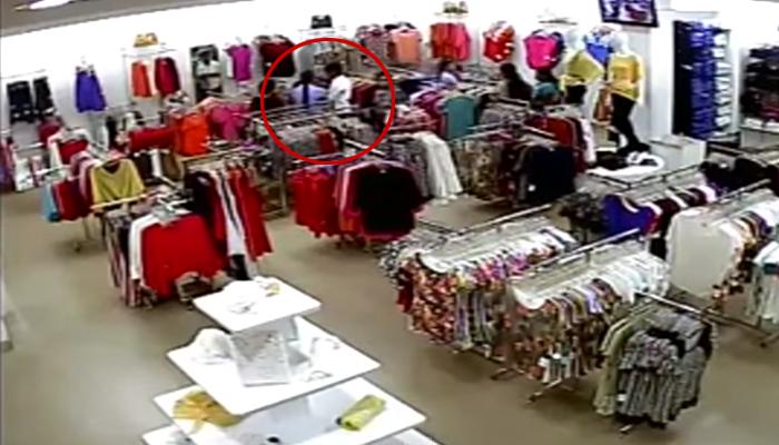 CCTV फूटेज : मॉलमध्ये घुसून प्रेयसीवर चाकू हल्ला; व्हिडिओ वायरल CCTV फूटेज : मॉलमध्ये घुसून प्रेयसीवर चाकू हल्ला; व्हिडिओ वायरल