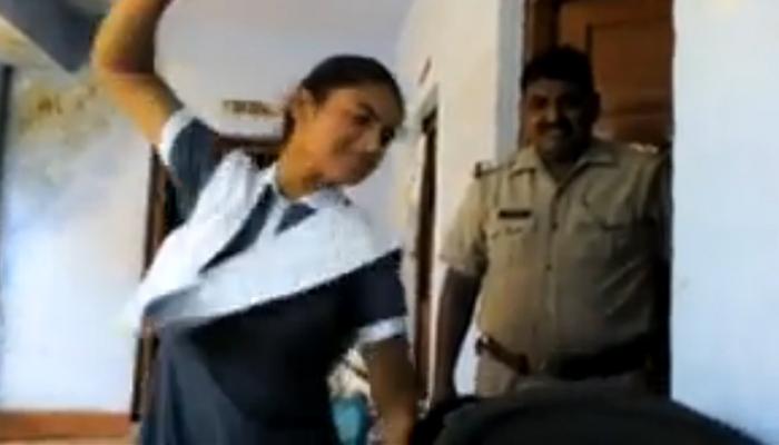 पोलीस ठाण्यात मुलीने केली मुलाची धुलाई, पोलिसांनी केलेला video व्हायरल पोलीस ठाण्यात मुलीने केली मुलाची धुलाई, पोलिसांनी केलेला video व्हायरल