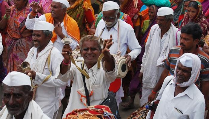 काटेवाडीला रंगलं मेंढ्यांचं रिंगण काटेवाडीला रंगलं मेंढ्यांचं रिंगण