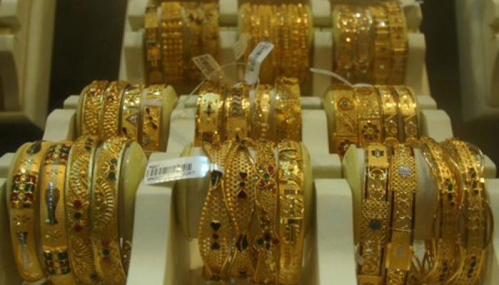 या पाच कारणांनी घसरले सोन्याचे दर, ग्राहकाने काय करावं? या पाच कारणांनी घसरले सोन्याचे दर, ग्राहकाने काय करावं?