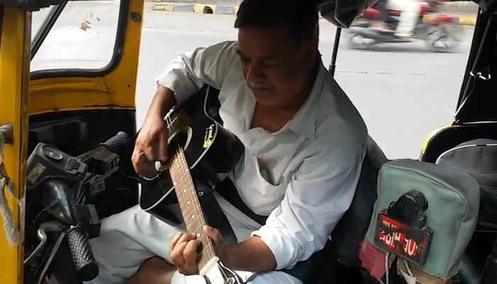 परिस्थितीनं पिचलेल्या रिक्षावाल्याची 'गिटार'भक्ती, व्हिडिओ व्हायरल परिस्थितीनं पिचलेल्या रिक्षावाल्याची 'गिटार'भक्ती, व्हिडिओ व्हायरल