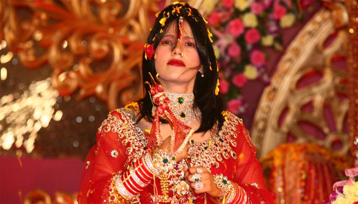 त्रिशूळ घेऊन राधे माँ विमानात चढली आणि... त्रिशूळ घेऊन राधे माँ विमानात चढली आणि...