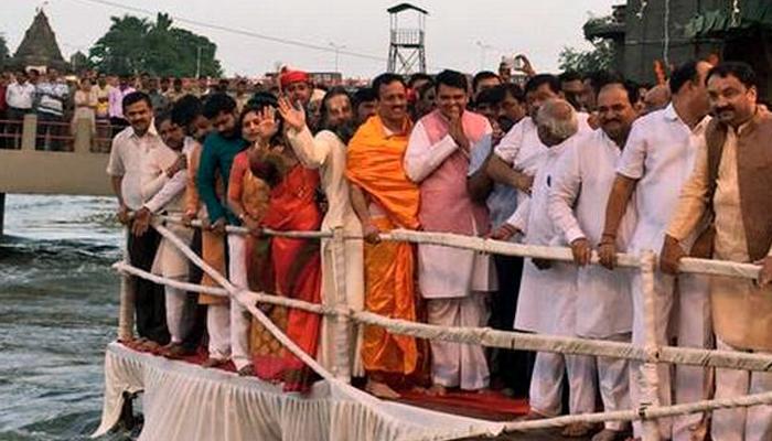 कुंभमेळाव्यात साधूंच्या अतिरेकाचा धक्कादायक प्रकार कुंभमेळाव्यात साधूंच्या अतिरेकाचा धक्कादायक प्रकार