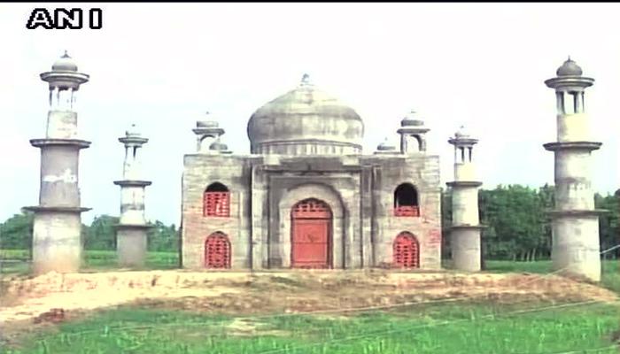पत्नीच्या स्मृतीप्रित्यय निवृत्त पोस्टमास्टरने उभारली ताजमहलची प्रतिकृती पत्नीच्या स्मृतीप्रित्यय निवृत्त पोस्टमास्टरने उभारली ताजमहलची प्रतिकृती