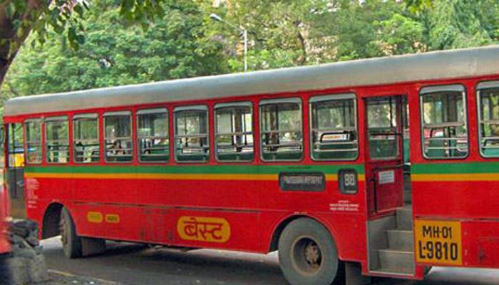 वयस्कानं बसमध्ये सर्वांसमोर उघडली पॅन्टची चेन आणि... वयस्कानं बसमध्ये सर्वांसमोर उघडली पॅन्टची चेन आणि...