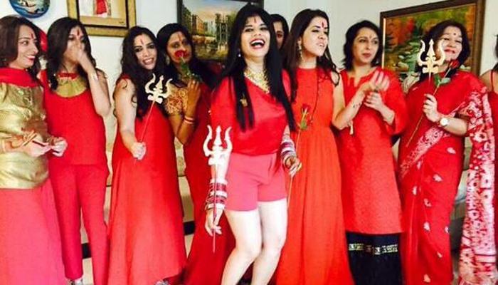 राधे माँ थीम पार्टीचा फोटो वायरल, ट्विटरवर जोरदार चर्चा राधे माँ थीम पार्टीचा फोटो वायरल, ट्विटरवर जोरदार चर्चा