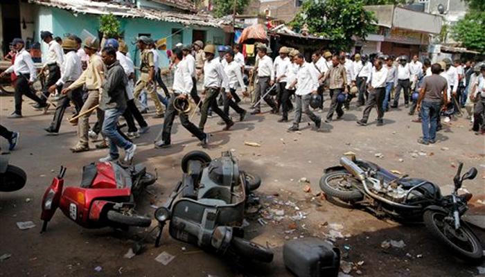 गुजरात हिंसाचारात 3 ठार, जमावबंदीचे आदेश गुजरात हिंसाचारात 3 ठार, जमावबंदीचे आदेश