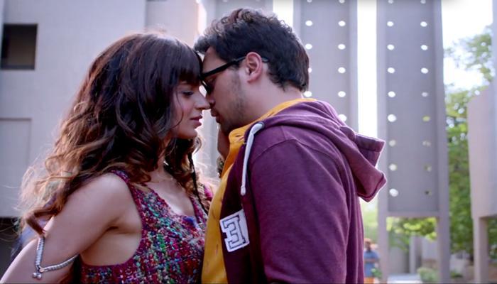 'कट्टी-बट्टी'च्या गाण्यात इमरान, कंगणाने २४ तास केलं किस 'कट्टी-बट्टी'च्या गाण्यात इमरान, कंगणाने २४ तास केलं किस