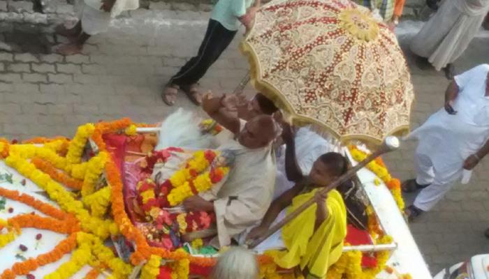 ११ किलो सोन्यासाह 'गोल्डन बाबां'चं शाही स्नान! ११ किलो सोन्यासाह 'गोल्डन बाबां'चं शाही स्नान!