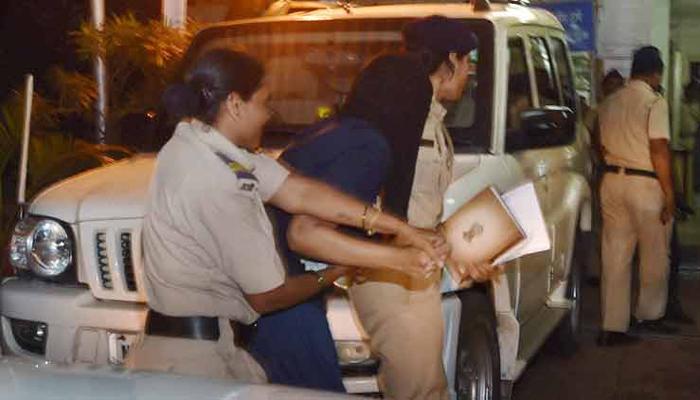 शीना बोरा प्रकरणात पोलीस अधिकारी अडकणार? शीना बोरा प्रकरणात पोलीस अधिकारी अडकणार?