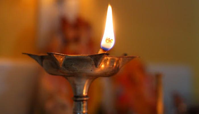 देवासमोर दिवा लावताना किती वाती लावाव्यात... देवासमोर दिवा लावताना किती वाती लावाव्यात...