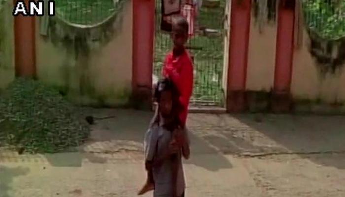 आजारी भावाला कडेवर घेऊन बहिणीचा ८ किमी प्रवास आजारी भावाला कडेवर घेऊन बहिणीचा ८ किमी प्रवास