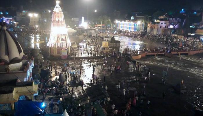 दुसरं शाही स्नान : १७ लाख भाविकांची डुबकी दुसरं शाही स्नान : १७ लाख भाविकांची डुबकी