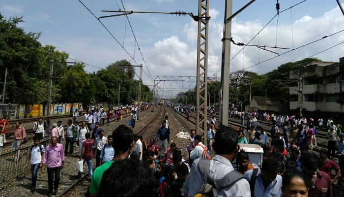 पश्चिम रेल्वेच्या मदतीला 'बेस्ट' धावली पश्चिम रेल्वेच्या मदतीला 'बेस्ट' धावली
