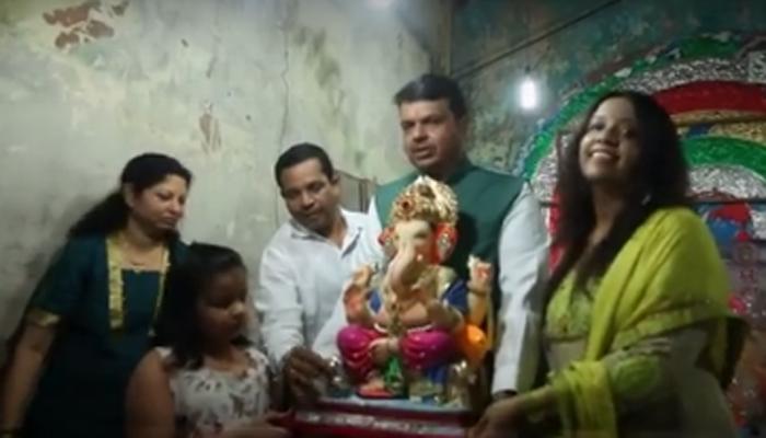 व्हिडिओ: यंदा पहिल्यांदा राज्याचे मुख्यमंत्री गणपती आणायला स्वत: गेले व्हिडिओ: यंदा पहिल्यांदा राज्याचे मुख्यमंत्री गणपती आणायला स्वत: गेले