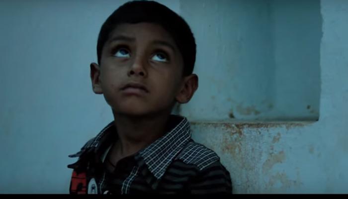 VIDEO: या चिमुरड्याचा प्रयत्न तुम्हाला विचार करायला भाग पाडेल VIDEO: या चिमुरड्याचा प्रयत्न तुम्हाला विचार करायला भाग पाडेल
