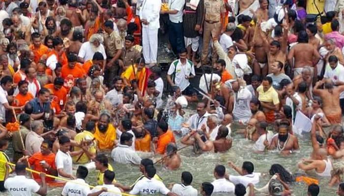 कुंभपर्वाची अखेरची पर्वणी, साधू-महंतसह लाखो भाविकांची डुबकी कुंभपर्वाची अखेरची पर्वणी, साधू-महंतसह लाखो भाविकांची डुबकी