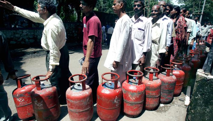 स्वयंपाकाचा अनुदानित सिलिंडर ४२ रुपयांनी स्वस्त स्वयंपाकाचा अनुदानित सिलिंडर ४२ रुपयांनी स्वस्त