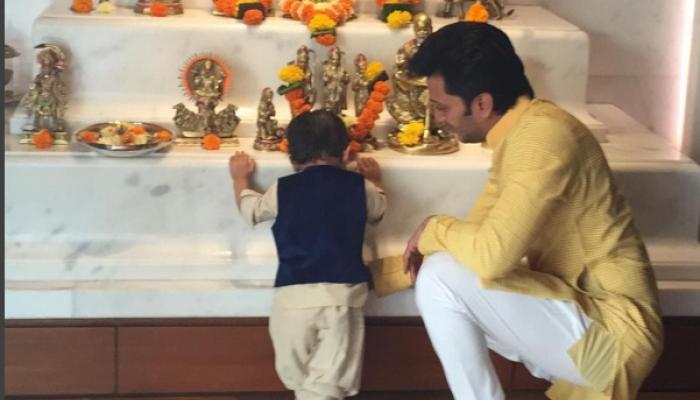 रितेश देशमुख आणि त्याच्या चिमुकल्या रियानचे दिलखेच दिवाळी सेलिब्रेशन रितेश देशमुख आणि त्याच्या चिमुकल्या रियानचे दिलखेच दिवाळी सेलिब्रेशन