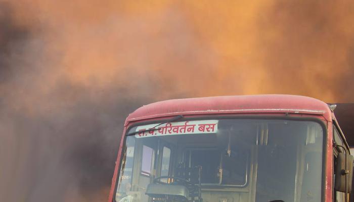 यवतमाळ आगारात दोन एसटी जळून खाक, फटाक्याने लागली आग यवतमाळ आगारात दोन एसटी जळून खाक, फटाक्याने लागली आग