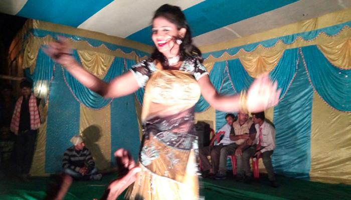 फोटो : मुख्यमंत्र्यांच्या शपथविधी अगोदर बारबालांचे ठुमके! फोटो : मुख्यमंत्र्यांच्या शपथविधी अगोदर बारबालांचे ठुमके!