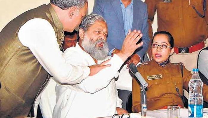 मंत्र्यांना 'सरळ' उत्तर देणाऱ्या महिला पोलीस कर्मचाऱ्याची तडकाफडकी बदली मंत्र्यांना 'सरळ' उत्तर देणाऱ्या महिला पोलीस कर्मचाऱ्याची तडकाफडकी बदली
