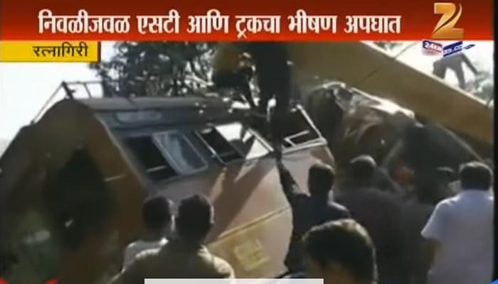 ट्रकची एसटीला भयंकर धडक; मुंबई - गोवा महामार्गावर खोळंबा ट्रकची एसटीला भयंकर धडक; मुंबई - गोवा महामार्गावर खोळंबा