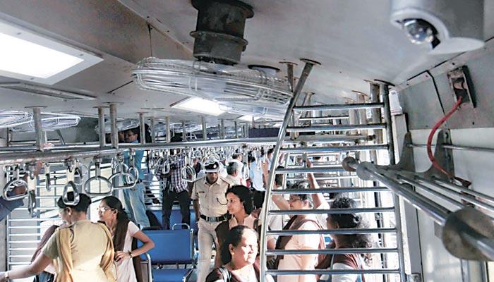 बुलेट ट्रेनच्या बाता, पण लोकलमध्ये सीसीटीव्ही नाही : हायकोर्ट बुलेट ट्रेनच्या बाता, पण लोकलमध्ये सीसीटीव्ही नाही : हायकोर्ट