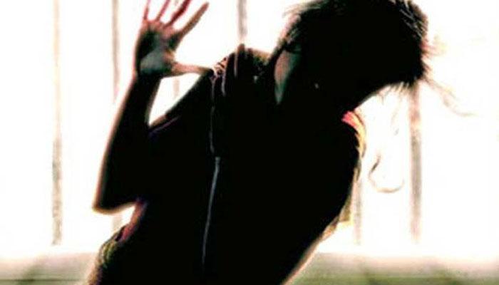 सात वर्षांपूर्वी केलेल्या अत्याचाराचा तिने घेतला असा बदला सात वर्षांपूर्वी केलेल्या अत्याचाराचा तिने घेतला असा बदला
