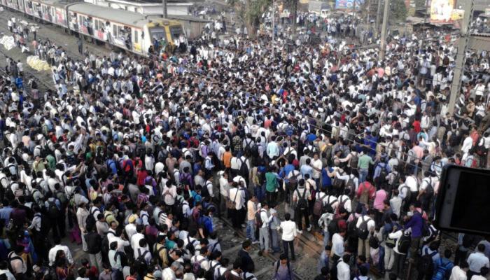 मुंबईत लोकलची गर्दी टाळण्यासठी शाळा, कार्यालयांच्या वेळेत बदल? मुंबईत लोकलची गर्दी टाळण्यासठी शाळा, कार्यालयांच्या वेळेत बदल?