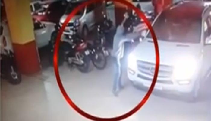 CCTV फुटेज : पुण्यात जीम मालकावर पार्किंगमध्ये गोळीबार CCTV फुटेज : पुण्यात जीम मालकावर पार्किंगमध्ये गोळीबार