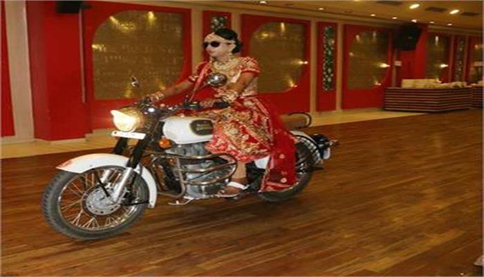 ना घोडा, ना गाडी, वधू लग्नमंडपात येणार बुलेटवर ना घोडा, ना गाडी, वधू लग्नमंडपात येणार बुलेटवर