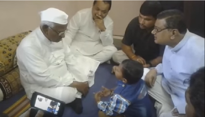 राजकीय धुरंदराने अण्णा हजारेंसोबत काय केली चर्चा राजकीय धुरंदराने अण्णा हजारेंसोबत काय केली चर्चा