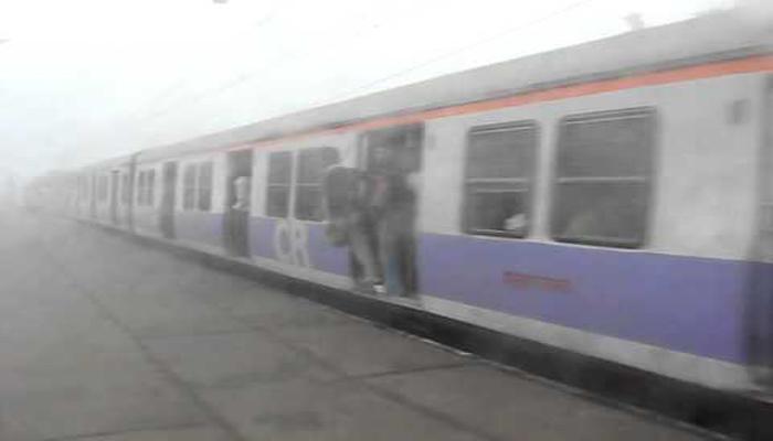 मुंबईत धुक्यांचा रेल्वे वाहतुकीवर परिणाम मुंबईत धुक्यांचा रेल्वे वाहतुकीवर परिणाम