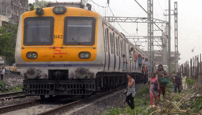 मुंबईत रेल्वेच्या धडकेत चार कामगार ठार, प्रशासनाकडून चौकशीचे आदेश मुंबईत रेल्वेच्या धडकेत चार कामगार ठार, प्रशासनाकडून चौकशीचे आदेश