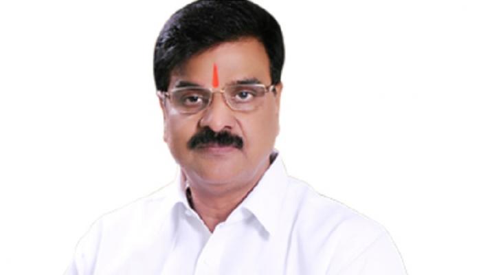'छावण्यांचा निर्णय कोणत्या वेड्याने घेतला' 'छावण्यांचा निर्णय कोणत्या वेड्याने घेतला'