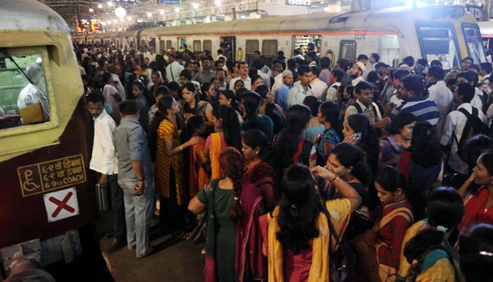 या तीन गर्दीच्या स्थानकांवरुन सीएटीपर्यंत विनाथांबा लोकल? या तीन गर्दीच्या स्थानकांवरुन सीएटीपर्यंत विनाथांबा लोकल?