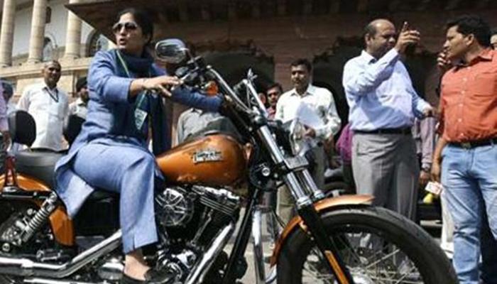 महिला खासदार 'हर्ले डेव्हिडसन' बाईकवरून संसदेत महिला खासदार 'हर्ले डेव्हिडसन' बाईकवरून संसदेत
