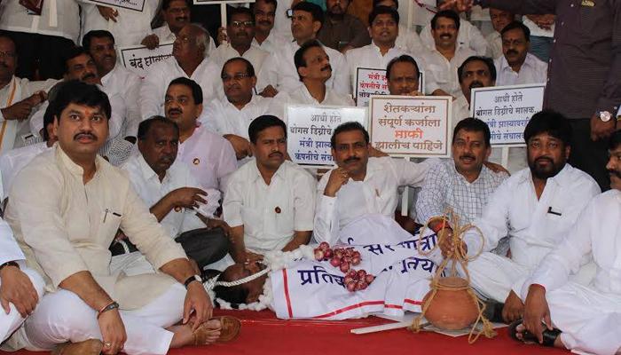 भाजप सरकारविरोधात काँग्रेस-राष्ट्रवादीचे आंदोलन , प्रतिकात्मक प्रेतयात्रा भाजप सरकारविरोधात काँग्रेस-राष्ट्रवादीचे आंदोलन , प्रतिकात्मक प्रेतयात्रा