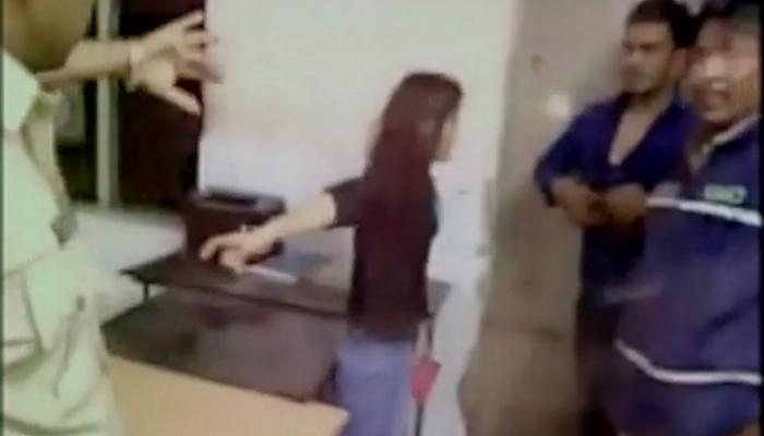 पोलीस ठाण्यात मुलीचा राडा पोलीस ठाण्यात मुलीचा राडा