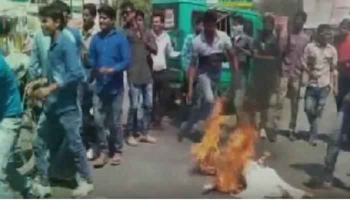अभाविपच्या आंदोलनात कार्यकर्ता भाजला अभाविपच्या आंदोलनात कार्यकर्ता भाजला