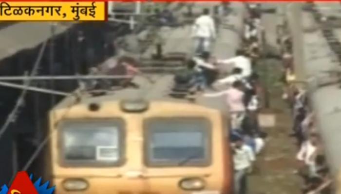 वारंवार घोषणा करूनही प्रवाशांना अक्कल येईना वारंवार घोषणा करूनही प्रवाशांना अक्कल येईना
