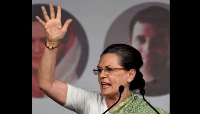 सोनियांनी यूपीए सरकारवरच केली टीका सोनियांनी यूपीए सरकारवरच केली टीका