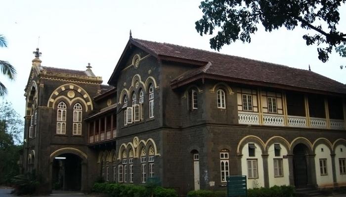 फर्ग्युसन कॉलेज | दोन गटांची एकमेकांसमोर घोषणाबाजी फर्ग्युसन कॉलेज | दोन गटांची एकमेकांसमोर घोषणाबाजी