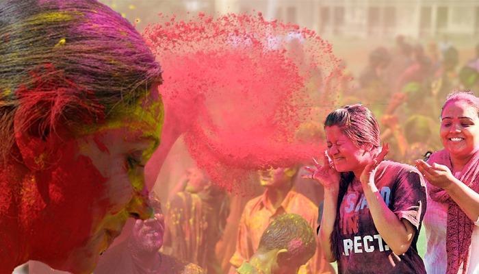 रंगापासून सावधान : होळीच्या आधी आणि होळीनंतर अशी घ्या काळजी? रंगापासून सावधान : होळीच्या आधी आणि होळीनंतर अशी घ्या काळजी?