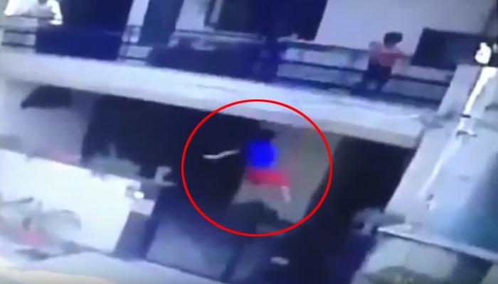 लोकांवर फुगा मारताना तोच पडला खाली लोकांवर फुगा मारताना तोच पडला खाली